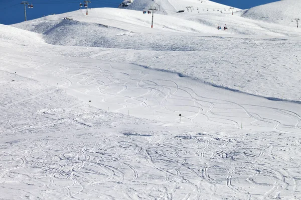 いい天気の日には雪のスキー場 ジョージア州 グドーリ州 冬のコーカサス山脈 — ストック写真