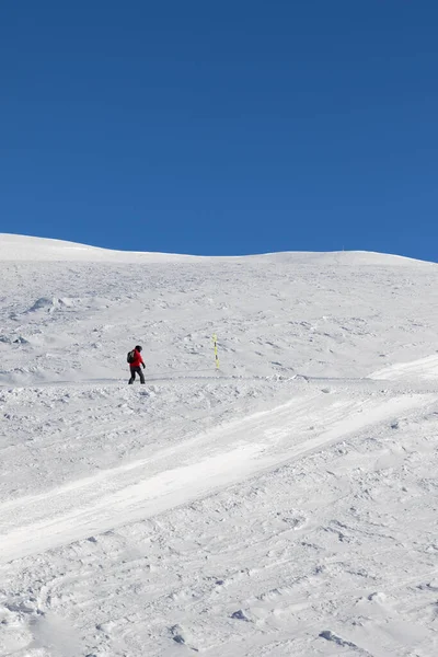 Snowboarder Κατηφόρα Χιονισμένη Πλαγιά Την Ημέρα Του Χειμώνα Ήλιο Καύκασος — Φωτογραφία Αρχείου