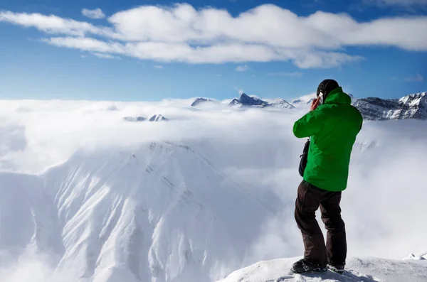 Skidåkare Toppen Berget Pratar Mobiltelefon Och Snöiga Berg Dimma Kaukasus — Stockfoto