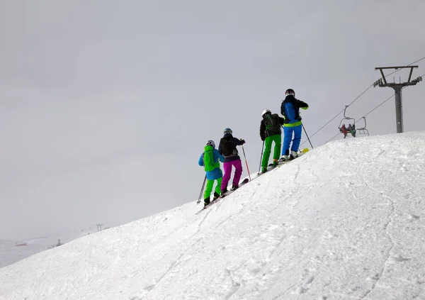 Skiërs Besneeuwde Piste Piste Bewolkt Mistige Lucht Bij Slecht Weer — Stockfoto