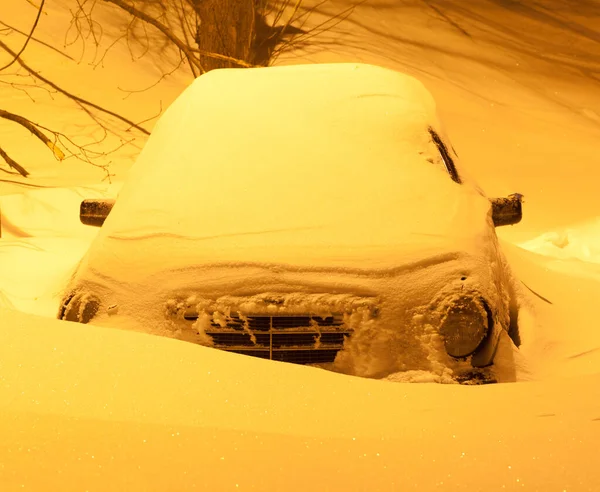 夜市降雪后被雪覆盖的汽车 夜间照明 被投掷的图像 — 图库照片