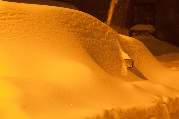 夜市降雪后 雪飘飘在汽车上 夜间照明 被投掷的图像 — 图库照片