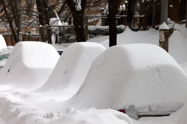 冬日降雪后 雪覆盖了汽车 — 图库照片