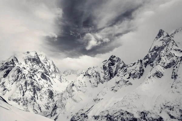 Černobílé Vysoké Horské Štíty Pokryté Ledem Nádhernou Oblohou Mraky Zimním — Stock fotografie