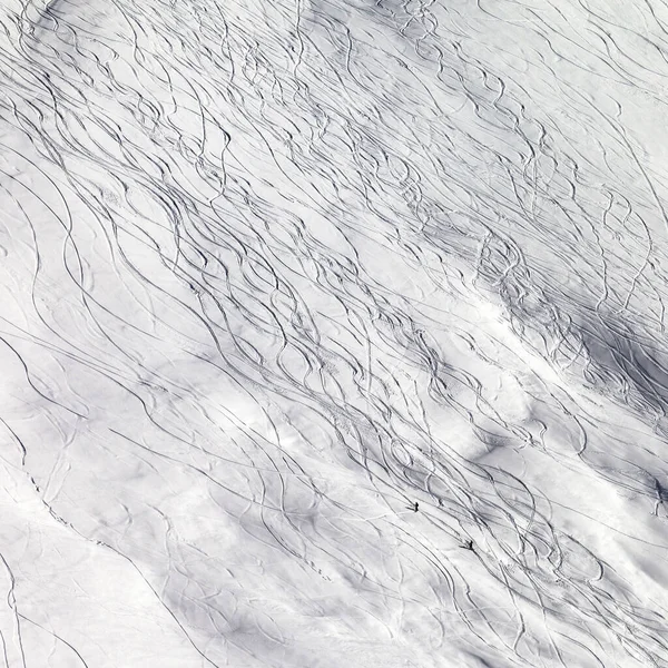 Верхній Вид Схил Розвороту Слідами Лиж Сноубордів Сонячний Зимовий День — стокове фото