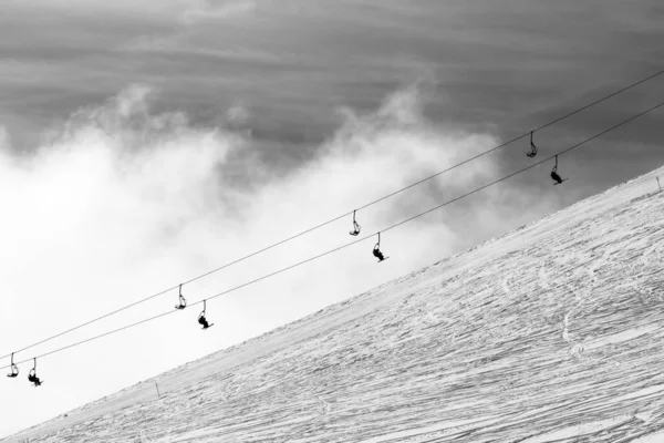 Snowy Piste Stok Narciarski Sylwetka Wyciągu Krzesełkowego Mgle Kaukaz Zimą — Zdjęcie stockowe