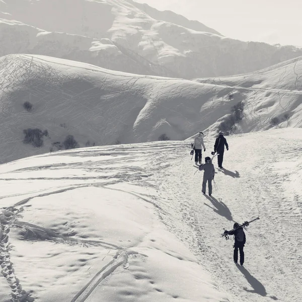 寒冷的早晨 滑雪者和滑雪者在雪地的路上滑行 高加索山脉冬季 格鲁吉亚 古道里地区 黑白调图像 — 图库照片