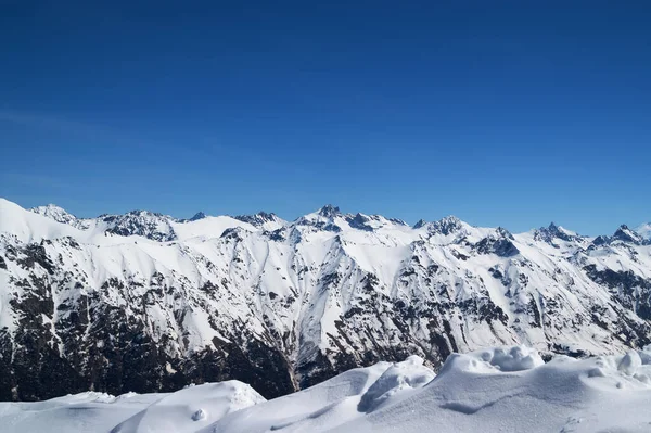 Snow Covered Mountains Blue Clear Sky Sun Cold Day View — Stock Photo, Image