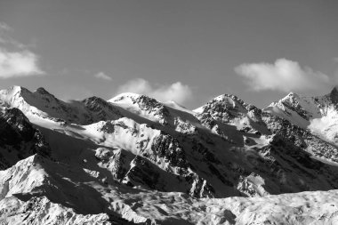Güneşli bir akşamda, siyah beyaz, karlı kış dağları. Kafkas Dağları. Gürcistan, bölge Svaneti.