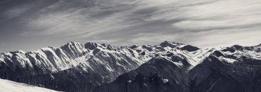 Güneşli, karlı dağlarda güzel bir sabah panoramik manzara. Kafkas Dağları. Gürcistan 'ın Svaneti bölgesi. Siyah ve beyaz tonlu manzara.