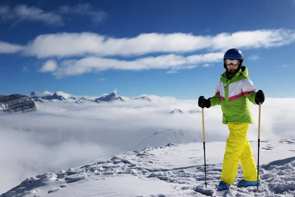 Jovem Esquiador Com Bastões Esqui Topo Montanhas Nevadas Dia Inverno — Fotografia de Stock