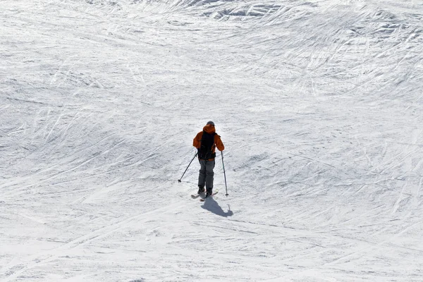 冬日里 滑雪者在雪坡上滑行 以换取免费乘坐 格鲁吉亚高加索山脉 Gudauri地区 — 图库照片