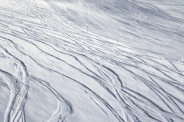 滑雪板和雪板上的新降雪和痕迹 使滑雪场和滑雪场的滑雪场倾斜 — 图库照片