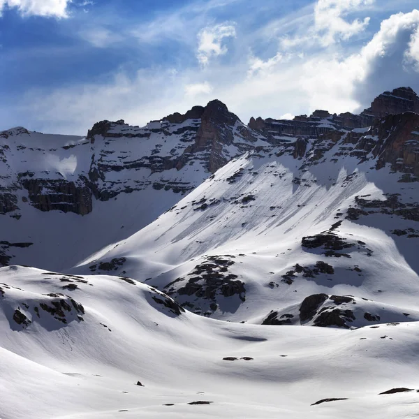 Rocas Nieve Cielo Azul Con Nubes Día Ventoso Turquía Montañas —  Fotos de Stock