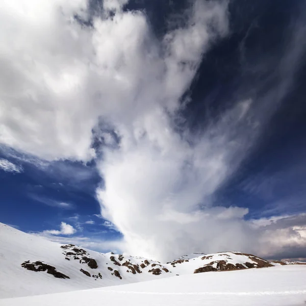 風の強い日には雲と雪の山と空 トルコ 中央牡牛座山脈 アラダガル 反牡牛座 高原からの眺めEdigel Yedi Goller — ストック写真