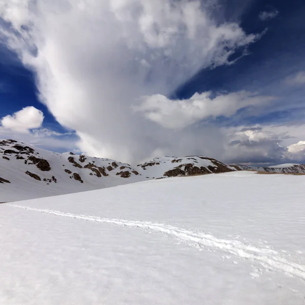 雪山与小径 天空与云彩 土耳其 金牛座中部山脉 从Edigel高原 Yedi Goller 看Aladaglar 反金牛座 — 图库照片