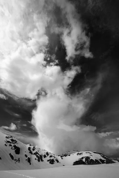 Черно Белые Снежные Горы Небо Облаками Турция Центральные Горы Таурус — стоковое фото