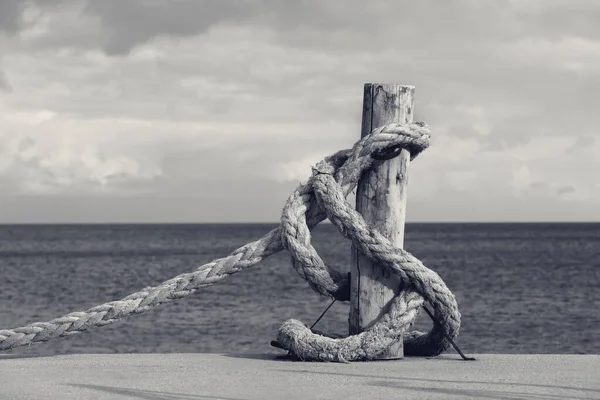 Oud Touw Aan Zee Zee Bewolkte Lucht Zwart Wit Getint — Stockfoto