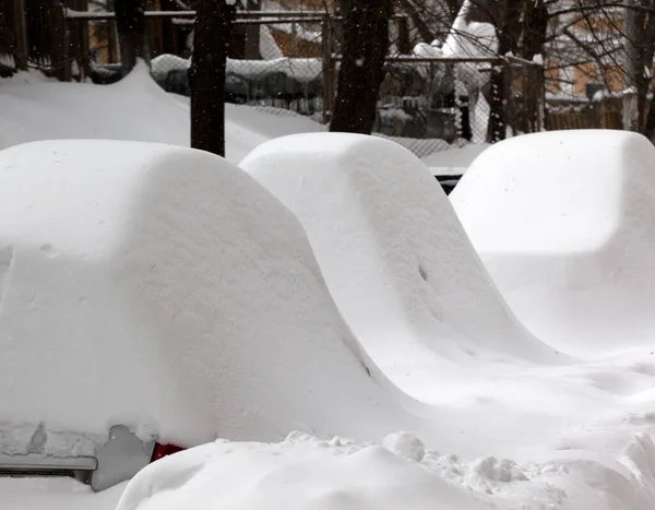 春日下雪天后 雪覆盖了汽车 — 图库照片