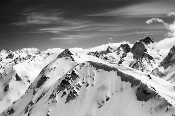 Schwarz Weiße Winterberge Mit Schneegesims Und Himmel Mit Wolken Kalten — Stockfoto