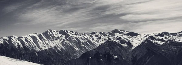 Panoramablick Auf Sonnige Schneebedeckte Berge Schönen Morgen Kaukasus Die Region — Stockfoto