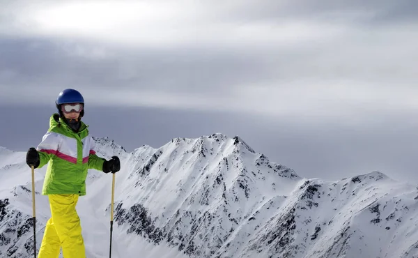 Junger Skifahrer Mit Skistöcken Sonnigen Bergen Und Bewölktem Grauen Himmel — Stockfoto