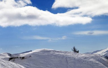 Güneşli bir günde kayak ve snowboard izleriyle birlikte. Kafkasya Dağları, Tetnuldi, Gürcistan 'ın Svaneti bölgesi.