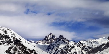 Güneşli kış günlerinde kar dağlarındaki kayak pistinden panoramik manzara. Kafkas Dağları. Gürcistan 'ın Svaneti bölgesi. 
