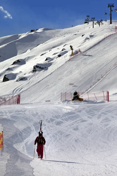 Skifahrer Steigen Bei Sonnenuntergang Auf Den Schnee Skihang Großkaukasus Shahdagh — Stockfoto