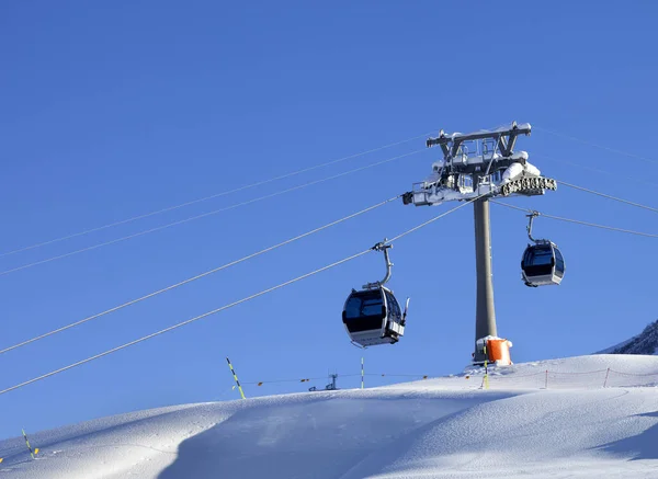 Gondellift Piste Piste Met Pas Gevallen Sneeuw Het Skigebied Zonnige — Stockfoto