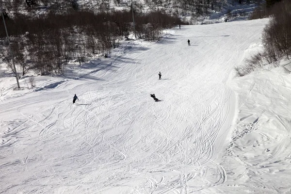 Snowboarders Skiers Ski Slope Sun Winter Day Caucasus Mountains Hatsvali — Stock Photo, Image