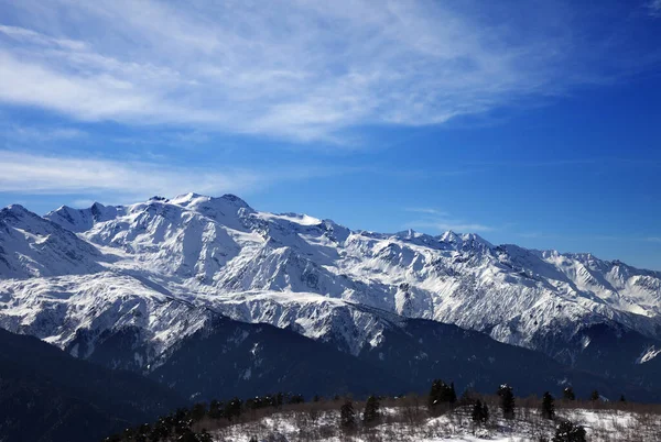 Sonnenlicht Schneeberge Und Wolkenverhangener Himmel Windigen Wintertagen Kaukasus Georgien Region — Stockfoto