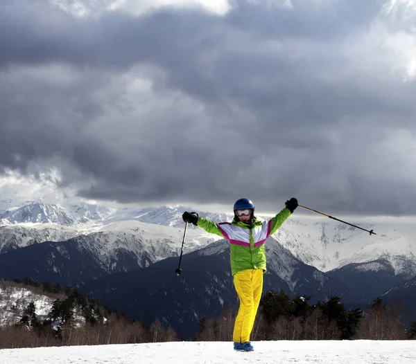 Glücklicher Junger Skifahrer Mit Skistöcken Sonnenbergen Kaukasus Hatsvali Region Svaneti — Stockfoto