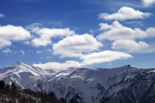 Montagnes Enneigées Ensoleillées Ciel Bleu Avec Nuages Montagnes Caucase Région — Photo