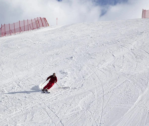 Skieur Sur Piste Ski Soleil Jour Hiver — Photo