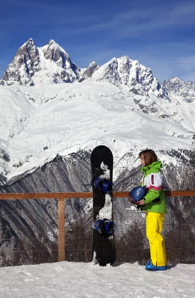 在阳光明媚的冬山 手拿着头盔 站在雪板上的年轻滑雪者 高加索山脉 格鲁吉亚Svaneti地区Hatsvali Ushba山作为背景 — 图库照片