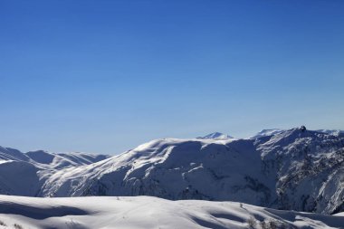 Piste yakın olmayan bir yamaç ve açık mavi bir gökyüzü. Tetnuldi, Kafkasya Dağları, Gürcistan 'ın Svaneti bölgesi. 