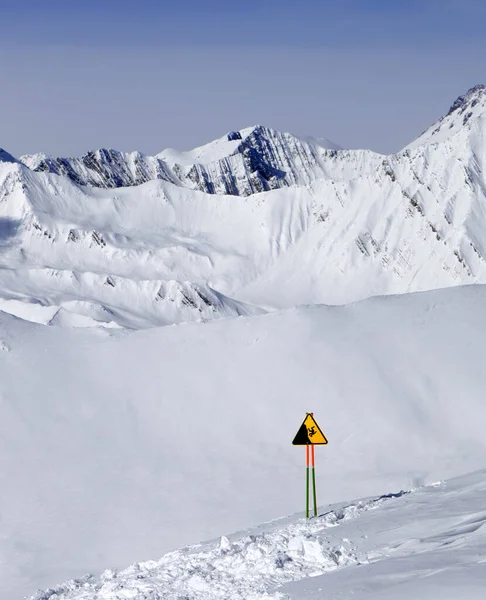 Advertencia Cantar Pista Esquí Montañas Del Cáucaso Georgia Región Gudauri —  Fotos de Stock