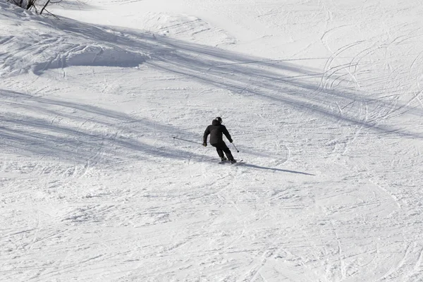 Skiër Skipiste Zonnige Winterdag Kaukasus Bergen Hatsvali Regio Svaneti Georgië — Stockfoto