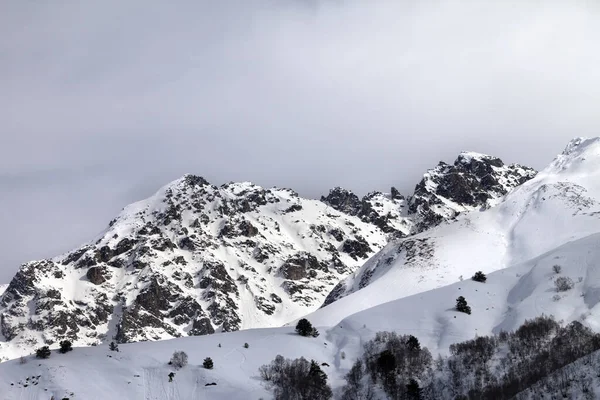 Sneeuwzonneschijn Berg Bewolkte Lucht Grijze Avond Kaukasus Bergen Regio Svaneti — Stockfoto