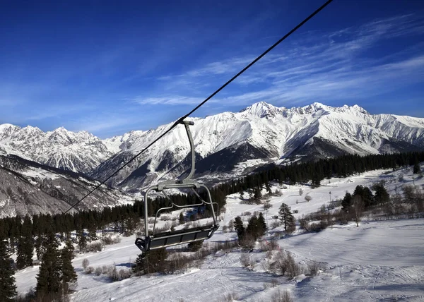 Stoeltjeslift Bij Skigebied Sneeuwwinterbergen Mooie Zonnige Dag Kaukasus Bergen Hatsvali — Stockfoto