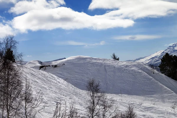 Sípályán Kívüli Lejtő Sílécek Snowboardok Nyomaival Nap Folyamán Kaukázus Hegység — Stock Fotó