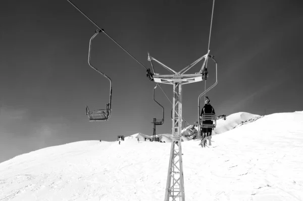 スキー場の古いチェアリフトとオフスキー場で黒と白のビュー コーカサス山脈 マウントチート エルブロス地域 — ストック写真