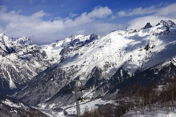 Elevador Esqui Com Esquiadores Dia Sol Inverno Montanhas Cáucaso Hatsvali — Fotografia de Stock