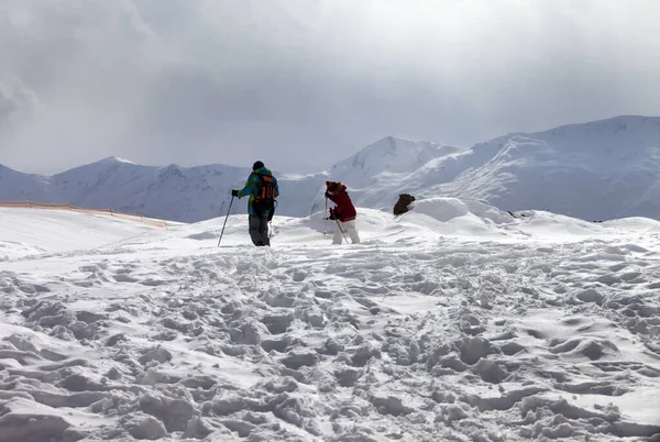 阳光明媚 天空灰蒙蒙 父亲和女儿在滑雪场滑雪 高加索山脉 格鲁吉亚 Gudauri地区 — 图库照片