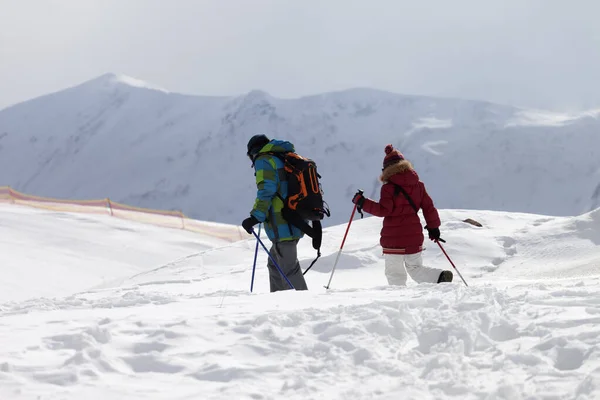 Far Och Dotter Skidorten Efter Snöfall Kaukasus Bergen Georgien Regionen — Stockfoto