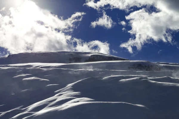 Declive Piste Durante Nevasca Luz Solar Céu Azul Com Nuvens — Fotografia de Stock