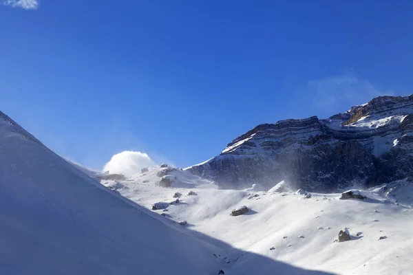 在暴风雪和阳光普照的蓝天中 滑行的斜坡 阿塞拜疆Shahdagh大高加索地区 — 图库照片