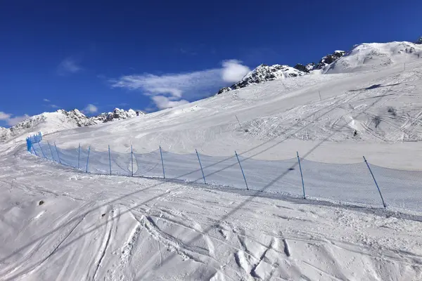 Σκι Πίστα Την Ημέρα Του Χειμώνα Του Ήλιου Βουνά Καυκάσου — Φωτογραφία Αρχείου
