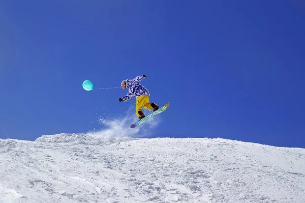 Salto Snowboarder Com Balão Brinquedo Parque Terreno Estância Esqui Dia — Fotografia de Stock